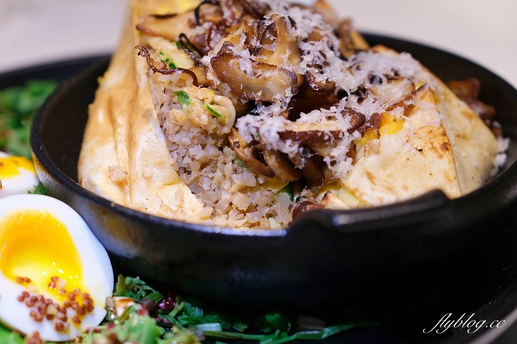 台中南屯｜貳樓秀泰文心店．未來城市森林風格造景，台中文心秀泰一樓早午餐 @飛天璇的口袋