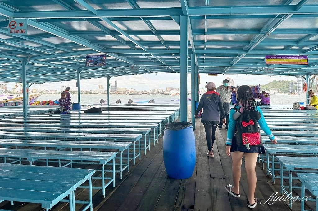 泰國芭達雅｜珊瑚島一日遊，格蘭島水上活動(拖曳傘、香蕉船、水上摩拖車)，空拍照片當天就可以拿 @飛天璇的口袋