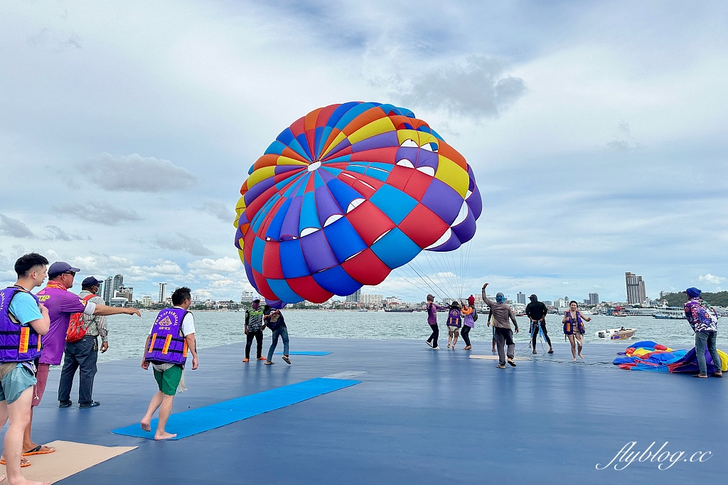 泰國芭達雅｜珊瑚島一日遊，格蘭島水上活動(拖曳傘、香蕉船、水上摩拖車)，空拍照片當天就可以拿 @飛天璇的口袋