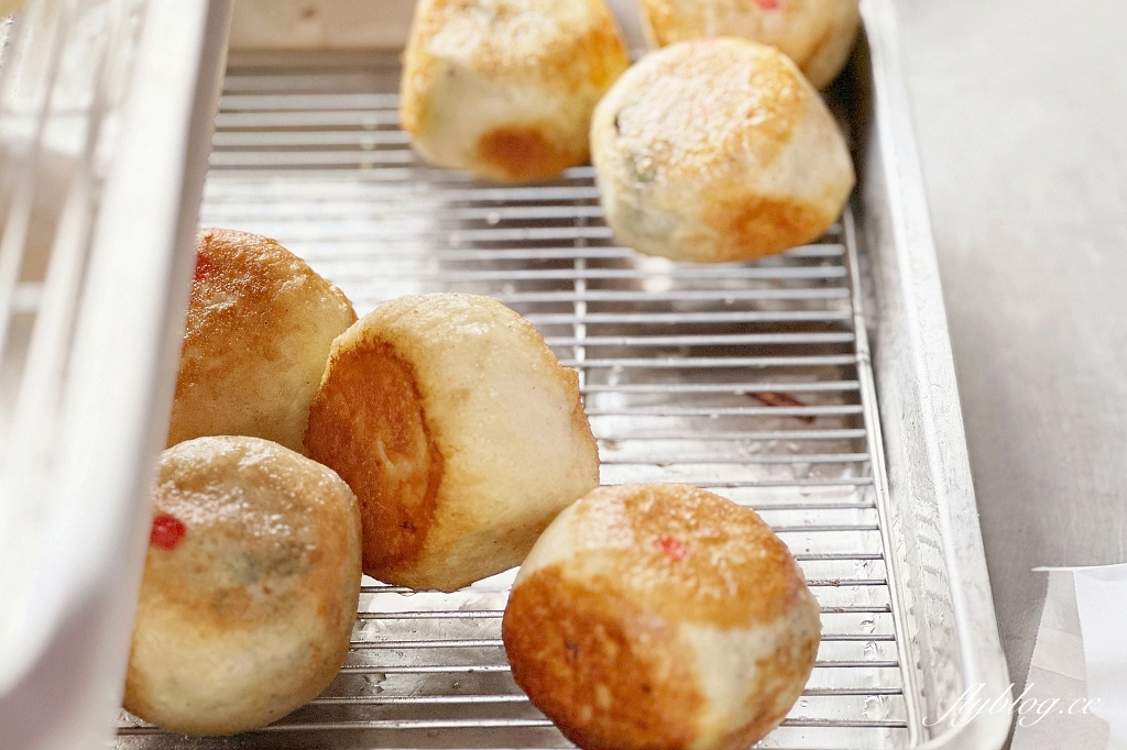 台中南屯｜大墩11街水煎包．每天只營業4小時，每天都在排隊的人氣水煎包 @飛天璇的口袋