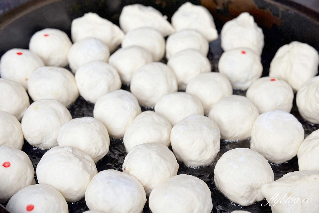 台中南屯｜大墩11街水煎包．每天只營業4小時，每天都在排隊的人氣水煎包 @飛天璇的口袋