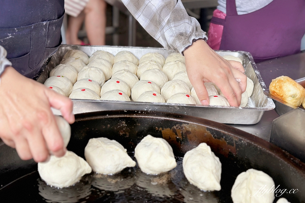 台中南屯｜大墩11街水煎包．每天只營業4小時，每天都在排隊的人氣水煎包 @飛天璇的口袋