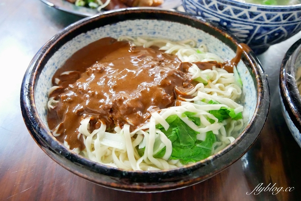 台中南屯｜竹仔腳麵食館，南屯老街40年老店，重新裝潢變得很文青 @飛天璇的口袋