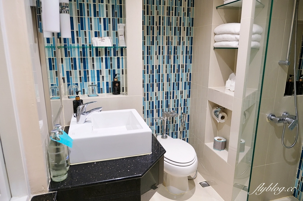 泰國芭達雅｜The Bayview Hotel Pattaya，飯店有三座游泳池，後方就是芭達雅沙灘 @飛天璇的口袋