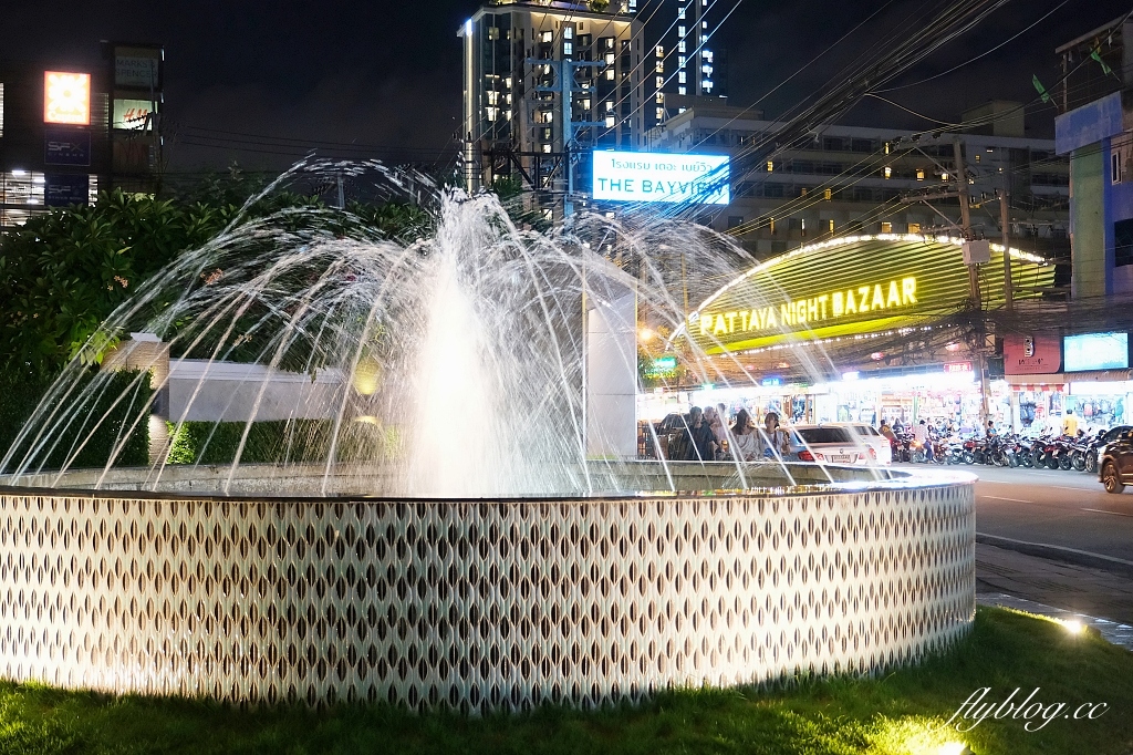 泰國芭達雅｜The Bayview Hotel Pattaya，飯店有三座游泳池，後方就是芭達雅沙灘 @飛天璇的口袋