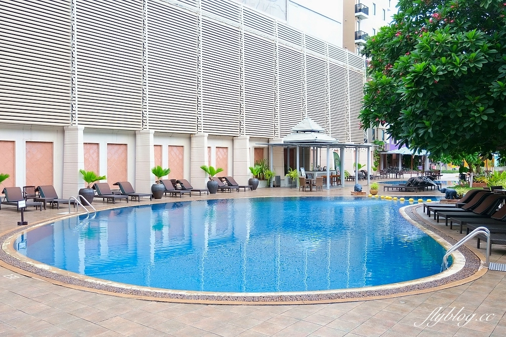 泰國芭達雅｜The Bayview Hotel Pattaya，飯店有三座游泳池，後方就是芭達雅沙灘 @飛天璇的口袋