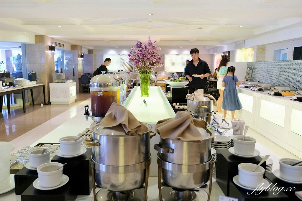 泰國芭達雅｜The Bayview Hotel Pattaya，飯店有三座游泳池，後方就是芭達雅沙灘 @飛天璇的口袋