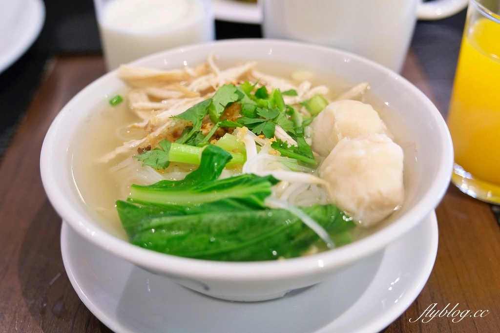 泰國芭達雅｜The Bayview Hotel Pattaya，飯店有三座游泳池，後方就是芭達雅沙灘 @飛天璇的口袋