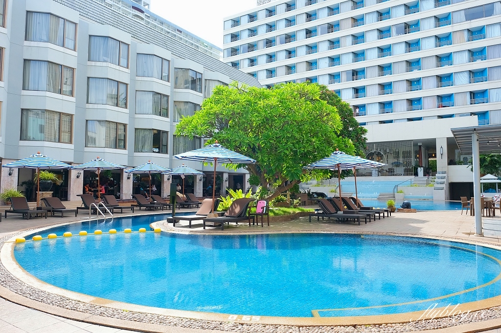 泰國芭達雅｜The Bayview Hotel Pattaya，飯店有三座游泳池，後方就是芭達雅沙灘 @飛天璇的口袋