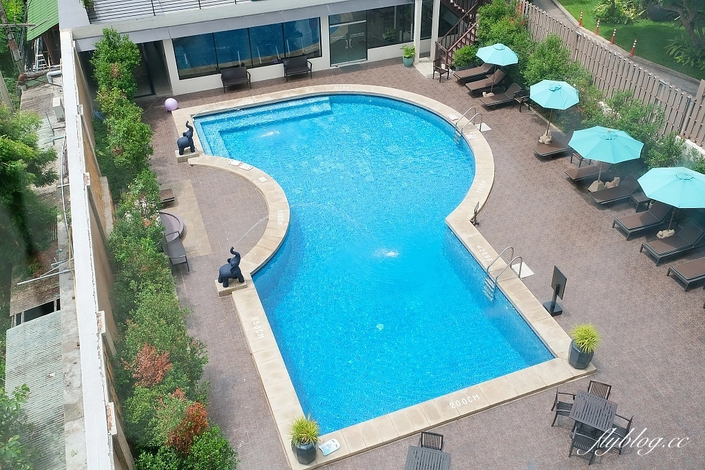 泰國芭達雅｜The Bayview Hotel Pattaya，飯店有三座游泳池，後方就是芭達雅沙灘 @飛天璇的口袋