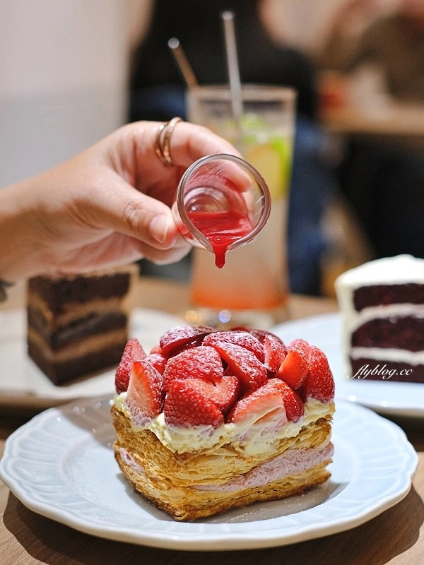 台中西區｜NewTro x Dessert 甜點咖啡．台中柳川河邊的咖啡館，新穎復古兼具的西式蛋糕 @飛天璇的口袋