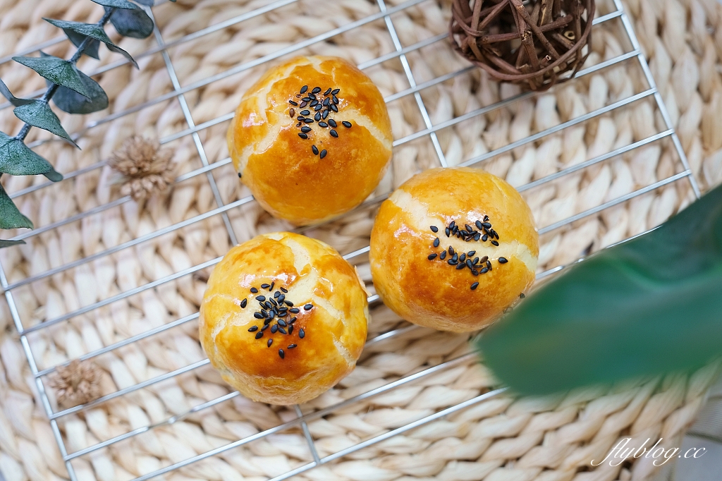 台中西區｜食月半麵包．有裂紋的不完美反而完美，細緻又高雅的蛋黃酥 @飛天璇的口袋