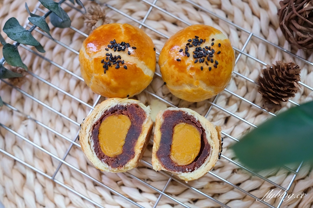 台中西區｜食月半麵包．有裂紋的不完美反而完美，細緻又高雅的蛋黃酥 @飛天璇的口袋