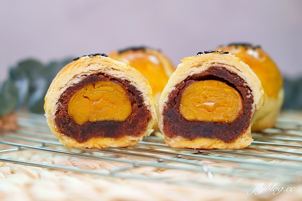 台中西區｜食月半麵包．有裂紋的不完美反而完美，細緻又高雅的蛋黃酥 @飛天璇的口袋