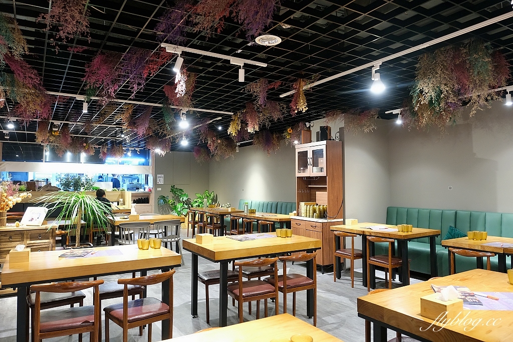 台中西區｜斐得蔬食熱浪來襲．蔬食界首創，八椒酸菜鍋與麻辣鍋一次滿足，烤鴨大菜也吃得到 @飛天璇的口袋