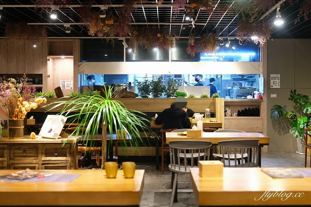 台中西區｜斐得蔬食熱浪來襲．蔬食界首創，八椒酸菜鍋與麻辣鍋一次滿足，烤鴨大菜也吃得到 @飛天璇的口袋