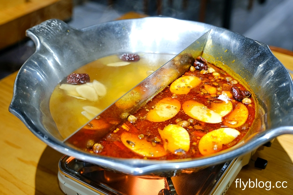 台中西區｜斐得蔬食熱浪來襲．蔬食界首創，八椒酸菜鍋與麻辣鍋一次滿足，烤鴨大菜也吃得到 @飛天璇的口袋