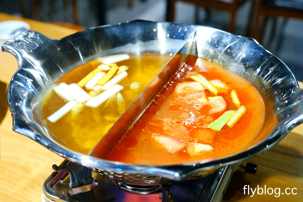 台中西區｜斐得蔬食熱浪來襲．蔬食界首創，八椒酸菜鍋與麻辣鍋一次滿足，烤鴨大菜也吃得到 @飛天璇的口袋