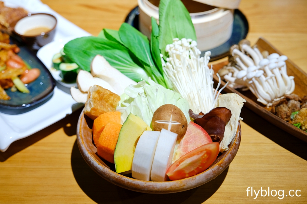 台中西區｜斐得蔬食熱浪來襲．蔬食界首創，八椒酸菜鍋與麻辣鍋一次滿足，烤鴨大菜也吃得到 @飛天璇的口袋