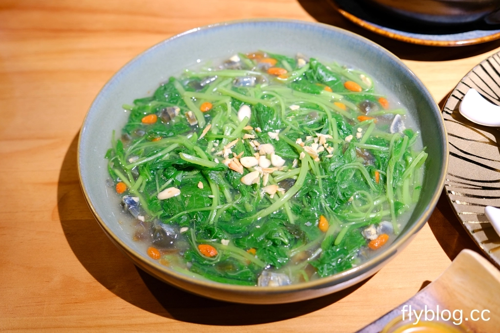 台中西區｜斐得蔬食熱浪來襲．蔬食界首創，八椒酸菜鍋與麻辣鍋一次滿足，烤鴨大菜也吃得到 @飛天璇的口袋