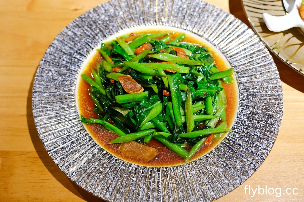 台中西區｜斐得蔬食熱浪來襲．蔬食界首創，八椒酸菜鍋與麻辣鍋一次滿足，烤鴨大菜也吃得到 @飛天璇的口袋