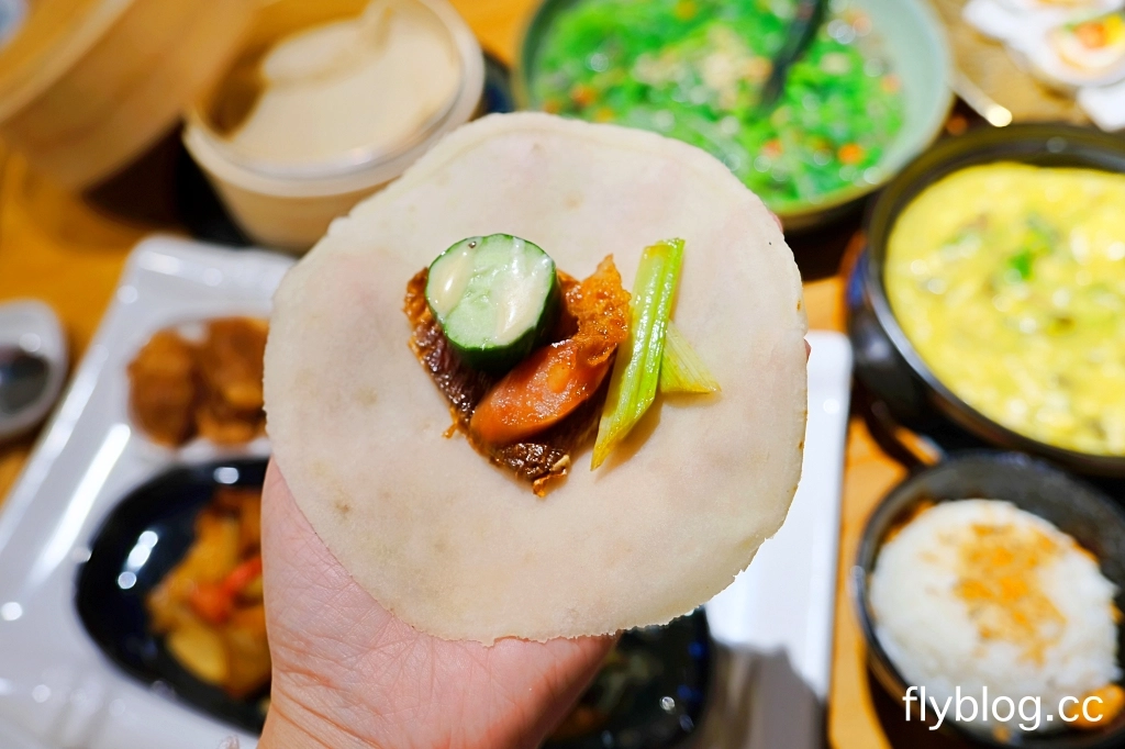 台中西區｜斐得蔬食熱浪來襲．蔬食界首創，八椒酸菜鍋與麻辣鍋一次滿足，烤鴨大菜也吃得到 @飛天璇的口袋