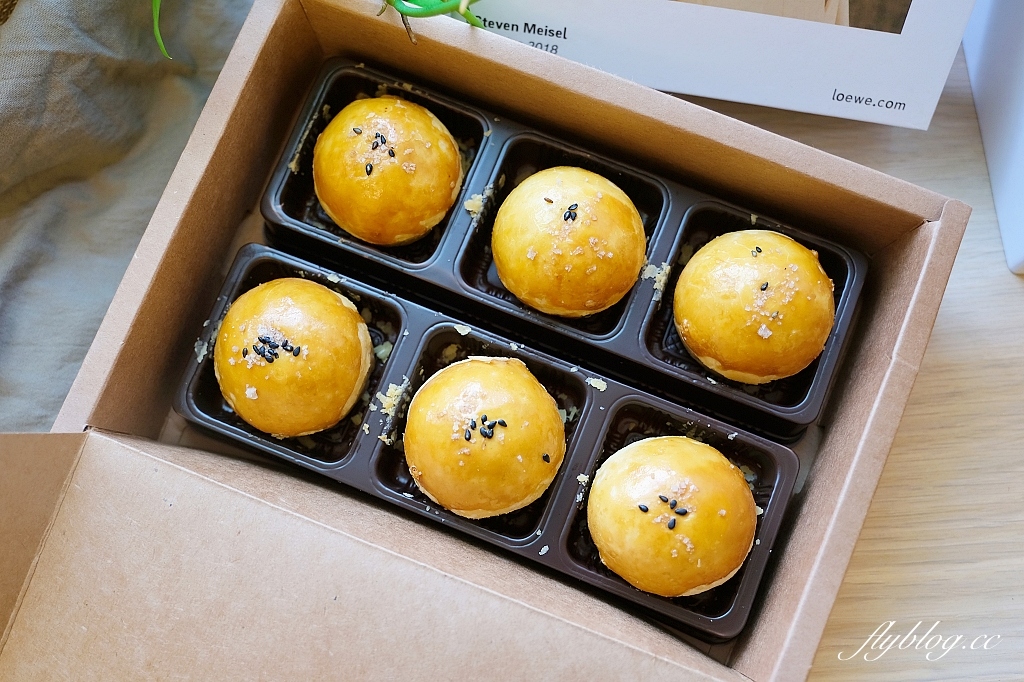 台南美食｜子卣蛋黃酥．秒殺式的搶購，沒有實體店面，台南隱藏版蛋黃酥 @飛天璇的口袋