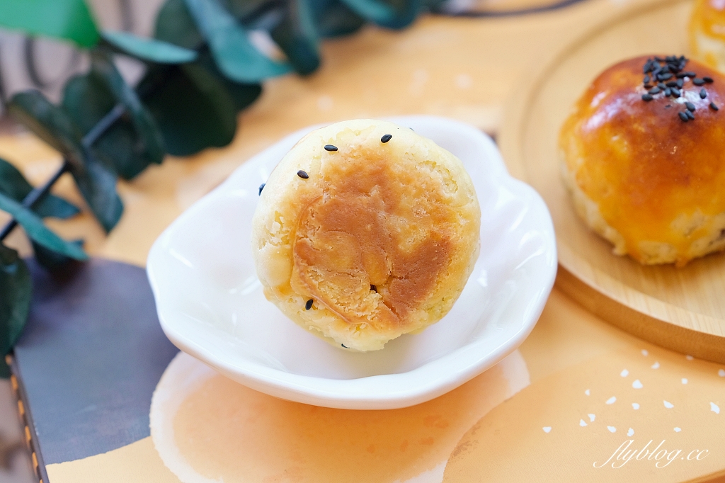 台中西區｜食月半麵包．有裂紋的不完美反而完美，細緻又高雅的蛋黃酥 @飛天璇的口袋