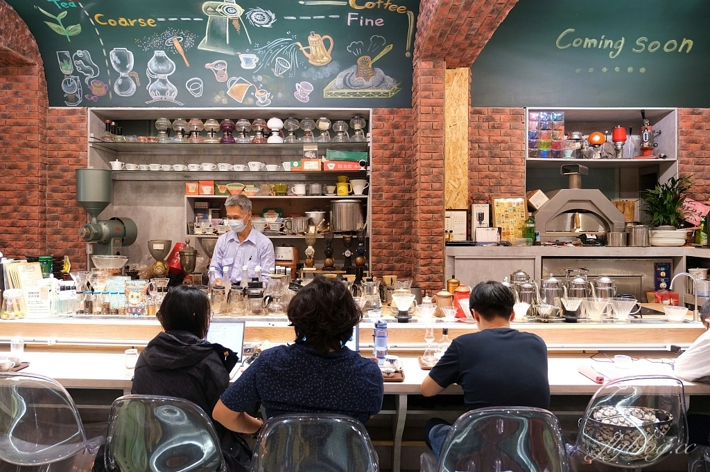 台中南區｜黝脈咖啡．營業到2點的深夜咖啡館，紅磚窯裡喝咖啡的氛圍 @飛天璇的口袋