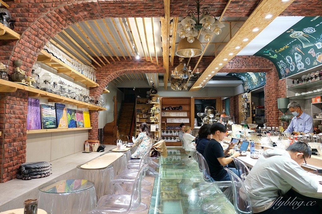 台中南區｜黝脈咖啡．營業到2點的深夜咖啡館，紅磚窯裡喝咖啡的氛圍 @飛天璇的口袋