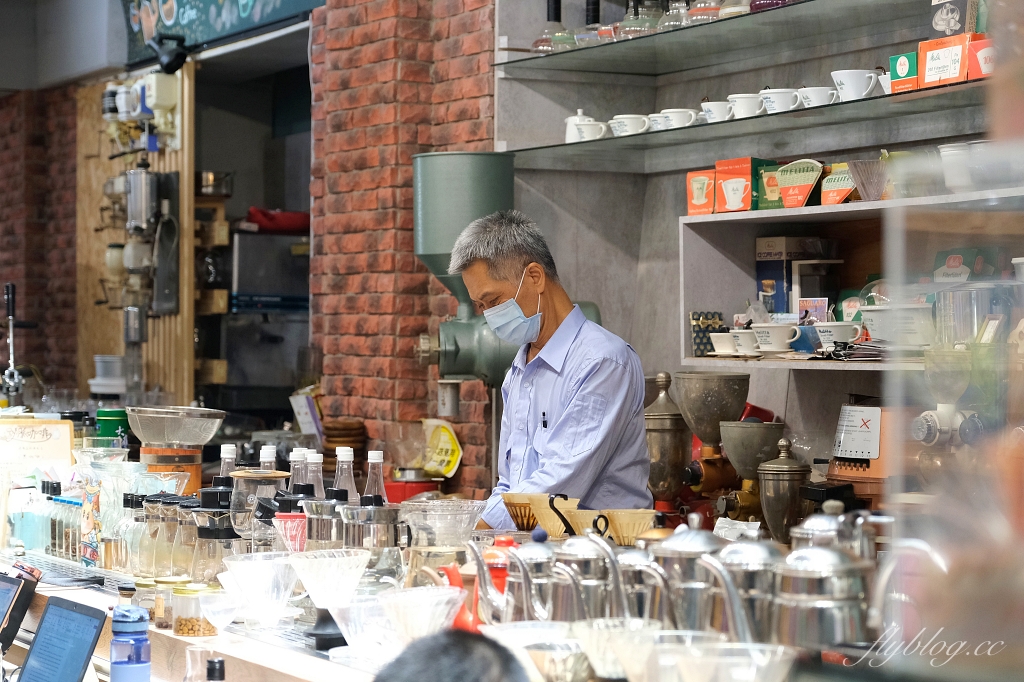 台中南區｜黝脈咖啡．營業到2點的深夜咖啡館，紅磚窯裡喝咖啡的氛圍 @飛天璇的口袋
