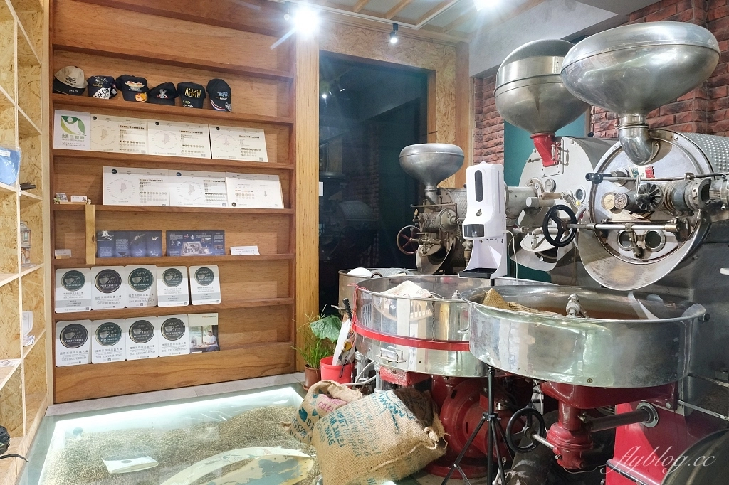 台中南區｜黝脈咖啡．營業到2點的深夜咖啡館，紅磚窯裡喝咖啡的氛圍 @飛天璇的口袋