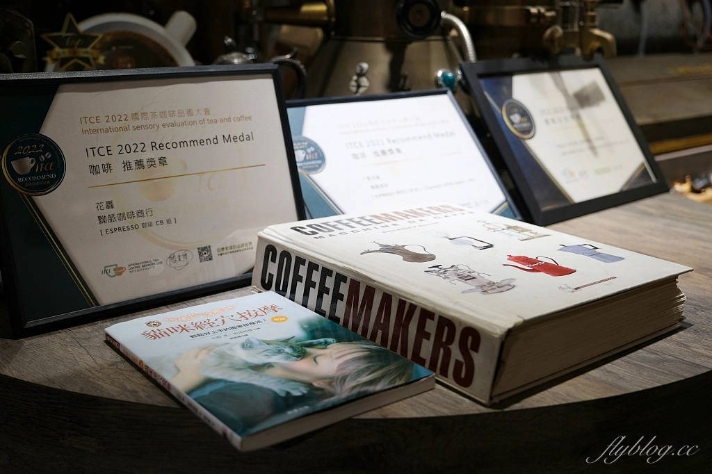 台中南區｜黝脈咖啡．營業到2點的深夜咖啡館，紅磚窯裡喝咖啡的氛圍 @飛天璇的口袋