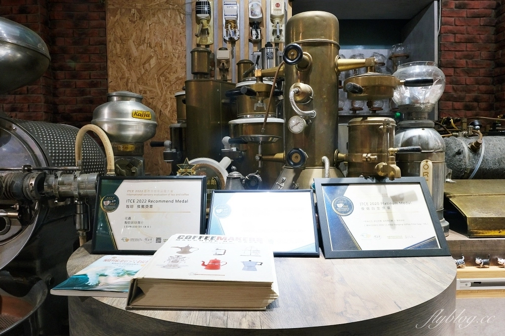 台中南區｜黝脈咖啡．營業到2點的深夜咖啡館，紅磚窯裡喝咖啡的氛圍 @飛天璇的口袋