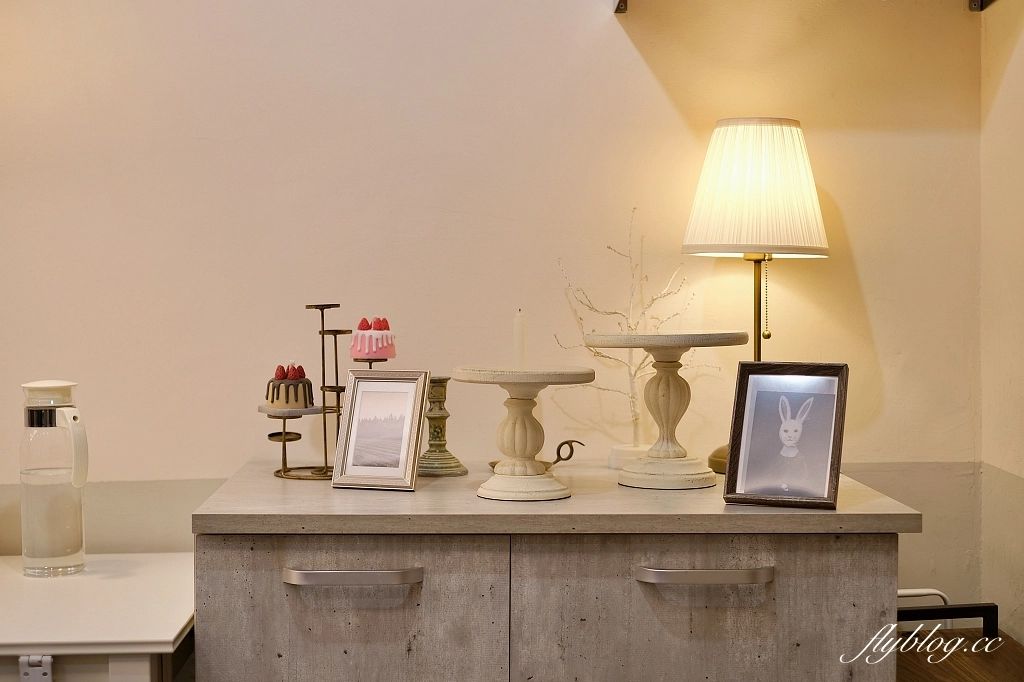 台中西區｜NewTro x Dessert 甜點咖啡．台中柳川河邊的咖啡館，新穎復古兼具的西式蛋糕 @飛天璇的口袋