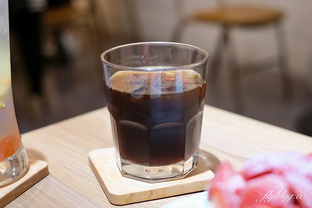 台中西區｜NewTro x Dessert 甜點咖啡．台中柳川河邊的咖啡館，新穎復古兼具的西式蛋糕 @飛天璇的口袋