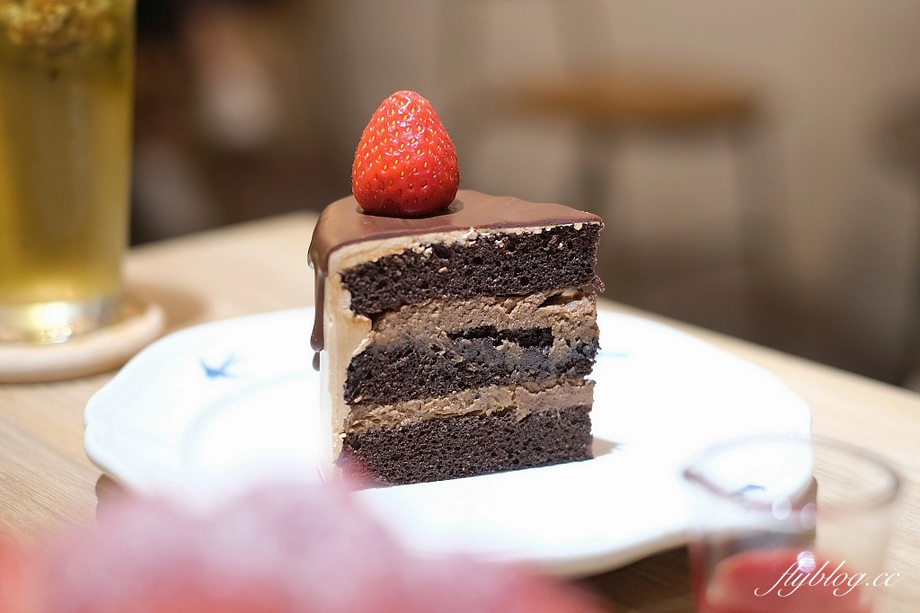 台中西區｜NewTro x Dessert 甜點咖啡．台中柳川河邊的咖啡館，新穎復古兼具的西式蛋糕 @飛天璇的口袋