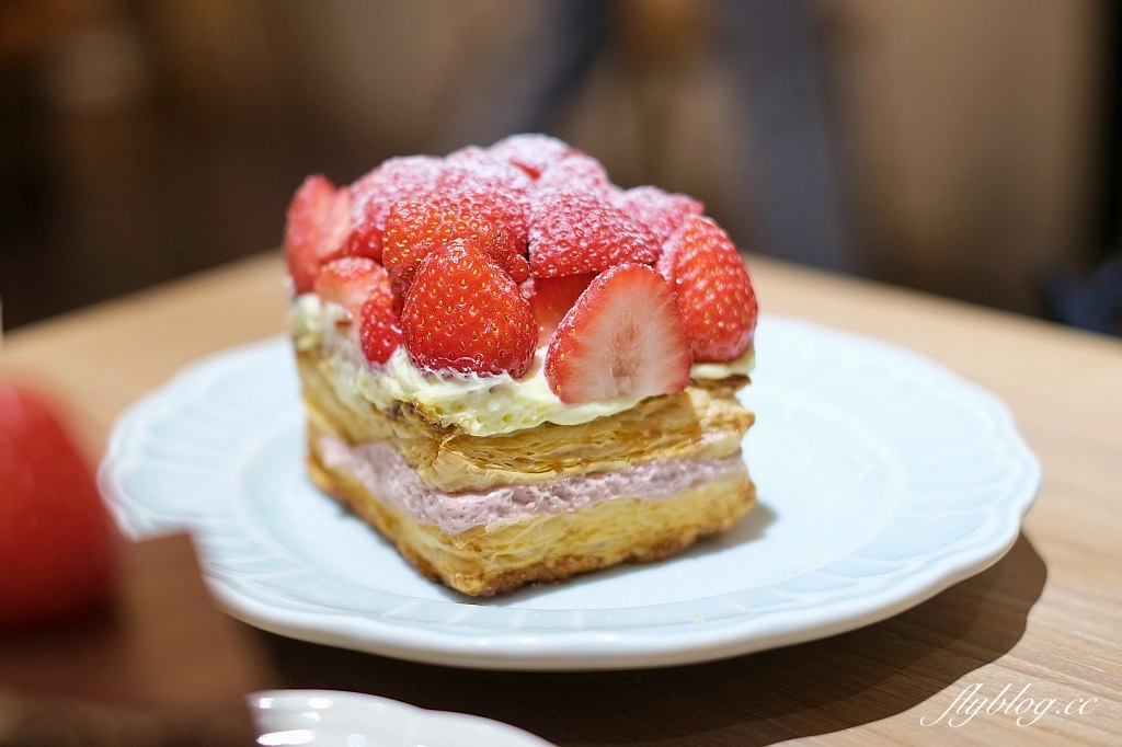 台中西區｜NewTro x Dessert 甜點咖啡．台中柳川河邊的咖啡館，新穎復古兼具的西式蛋糕 @飛天璇的口袋