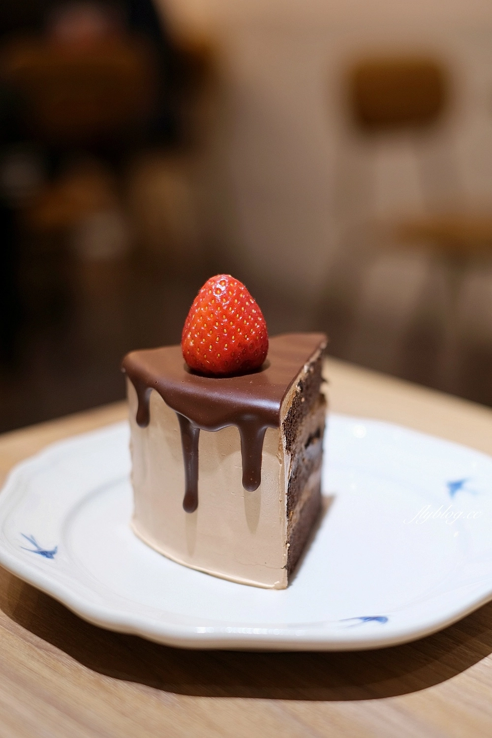 台中西區｜NewTro x Dessert 甜點咖啡．台中柳川河邊的咖啡館，新穎復古兼具的西式蛋糕 @飛天璇的口袋