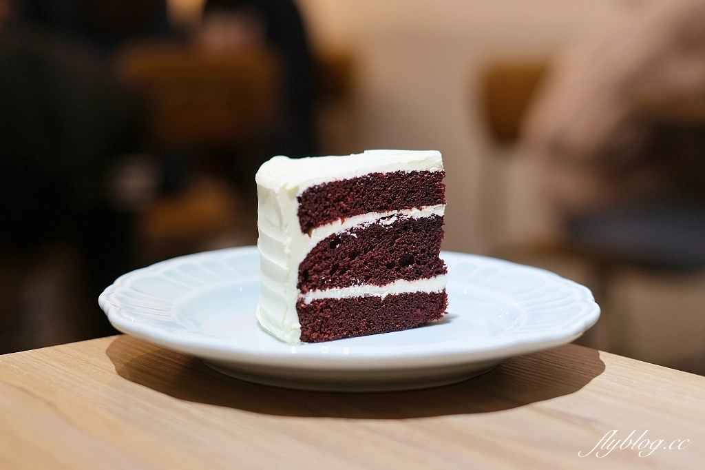 台中西區｜NewTro x Dessert 甜點咖啡．台中柳川河邊的咖啡館，新穎復古兼具的西式蛋糕 @飛天璇的口袋