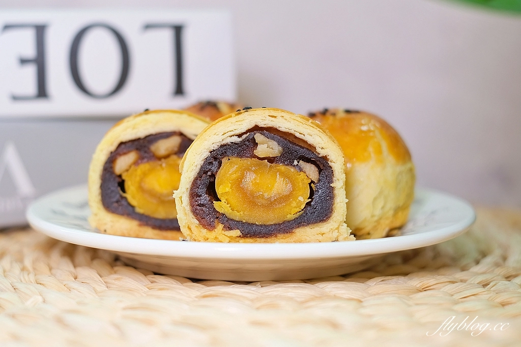 台中北屯|吉爾斯麵包.網友推薦必吃的台中蛋黃酥,使用紅土鹹鴨蛋還有核桃內餡 @飛天璇的口袋 台中北屯|吉爾斯麵包.網友推薦必吃的台中蛋黃酥,使用紅土鹹鴨蛋還有核桃內餡 @飛天璇的口袋