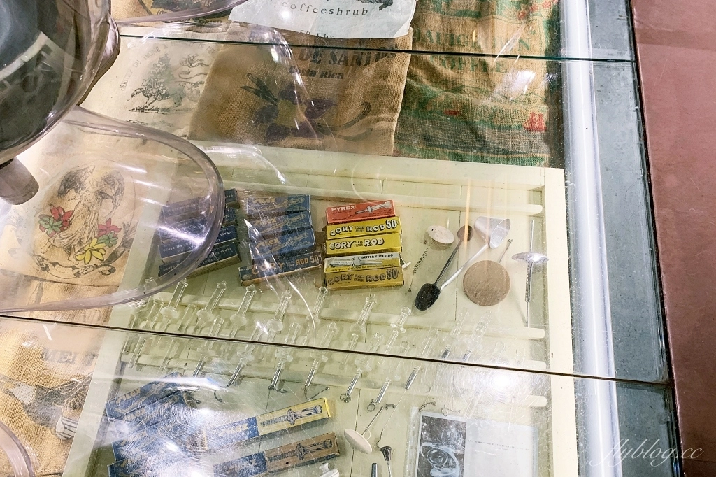 台中南區｜黝脈咖啡．營業到2點的深夜咖啡館，紅磚窯裡喝咖啡的氛圍 @飛天璇的口袋