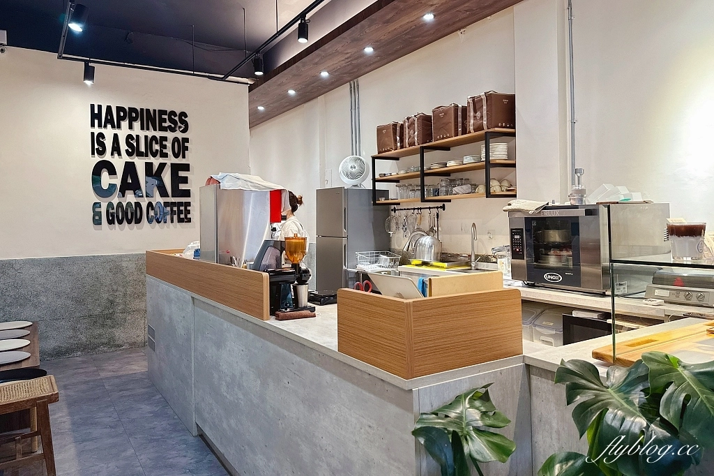 台中西區｜NewTro x Dessert 甜點咖啡．台中柳川河邊的咖啡館，新穎復古兼具的西式蛋糕 @飛天璇的口袋