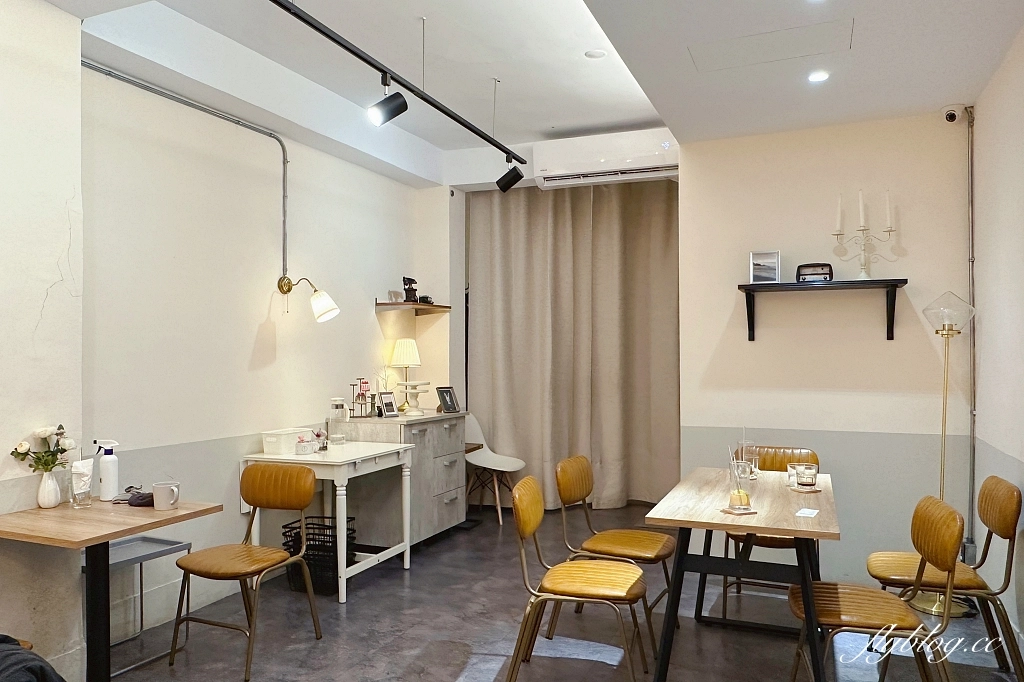 台中西區｜NewTro x Dessert 甜點咖啡．台中柳川河邊的咖啡館，新穎復古兼具的西式蛋糕 @飛天璇的口袋