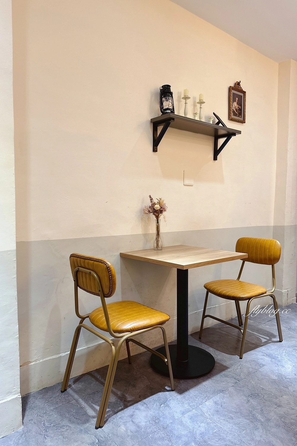 台中西區｜NewTro x Dessert 甜點咖啡．台中柳川河邊的咖啡館，新穎復古兼具的西式蛋糕 @飛天璇的口袋