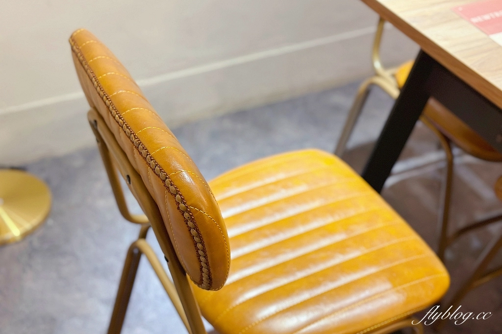 台中西區｜NewTro x Dessert 甜點咖啡．台中柳川河邊的咖啡館，新穎復古兼具的西式蛋糕 @飛天璇的口袋