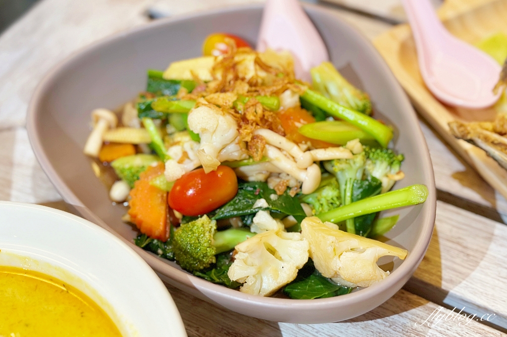 泰國普吉島｜Ma Doo Bua Cafe．普吉島最夯的網美餐廳，躺在大王荷花池上拍照打卡 @飛天璇的口袋