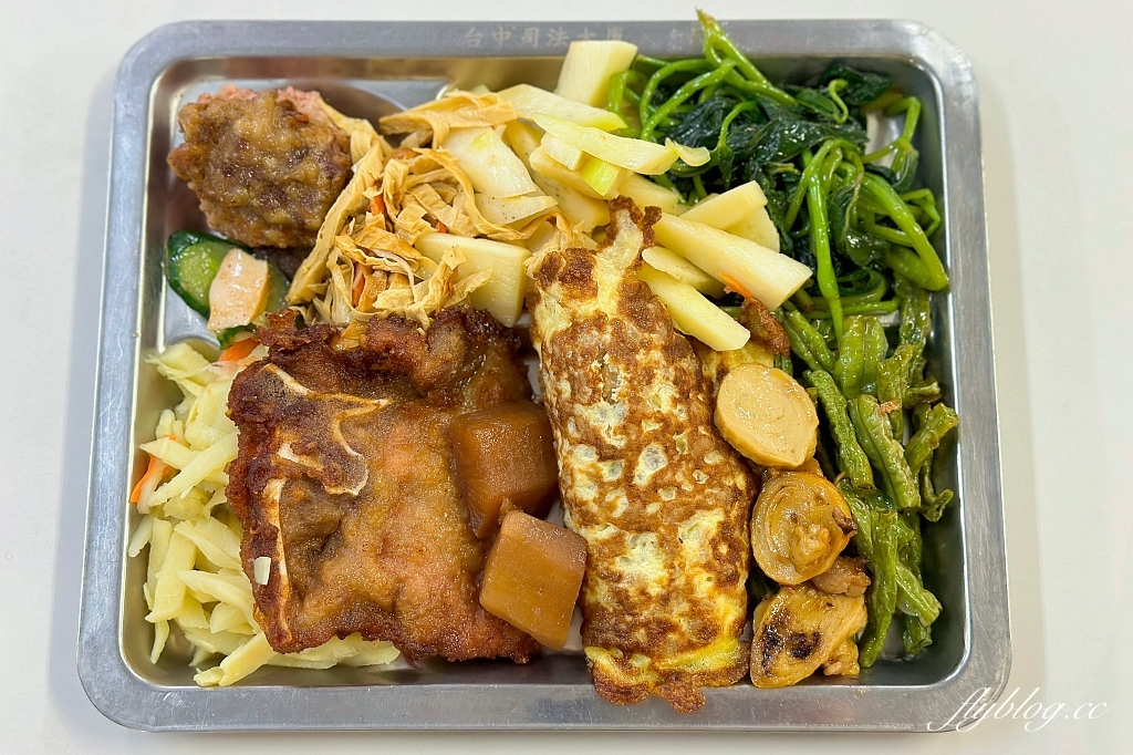 台中西區｜台中地方法院餐廳．隱身地下室的員工餐廳，網友推薦自助餐的天花板 @飛天璇的口袋