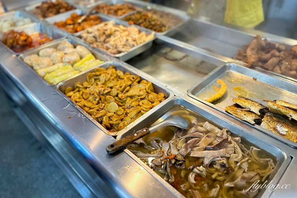 台中西區｜台中地方法院餐廳．隱身地下室的員工餐廳，網友推薦自助餐的天花板 @飛天璇的口袋