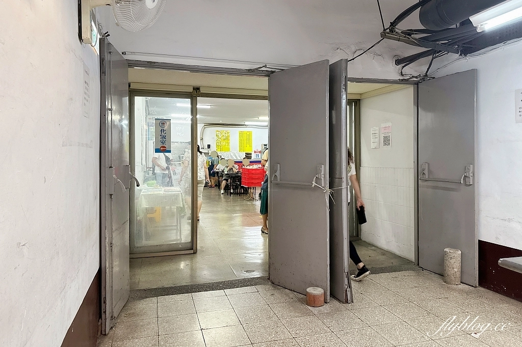 台中西區｜台中地方法院餐廳．隱身地下室的員工餐廳，網友推薦自助餐的天花板 @飛天璇的口袋